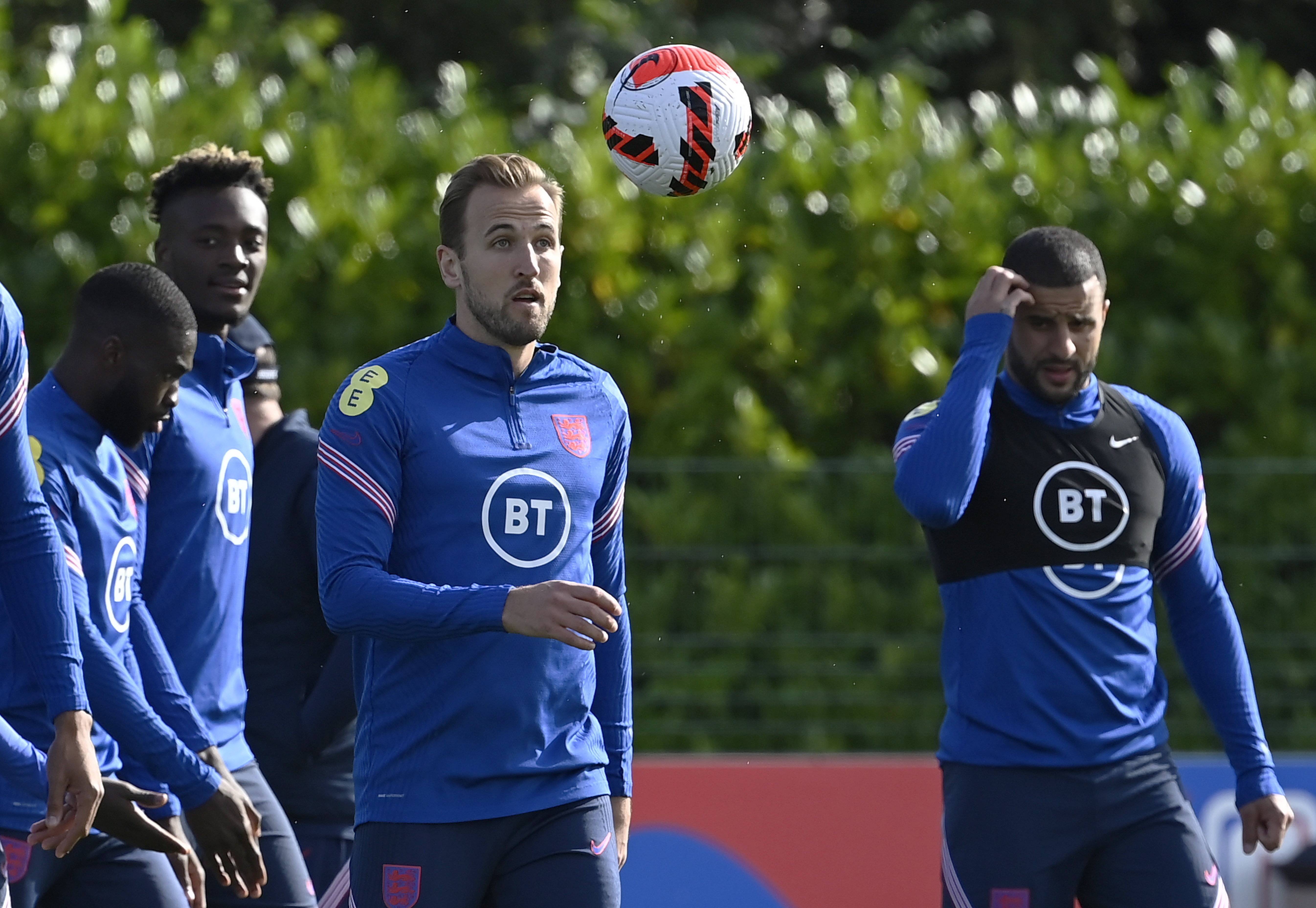 英格兰国家队迎英超关键赛；赛前临场应变；引发热议；医务组通报恢复的简单介绍